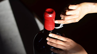Como abrir vinho sem saca-rolhas